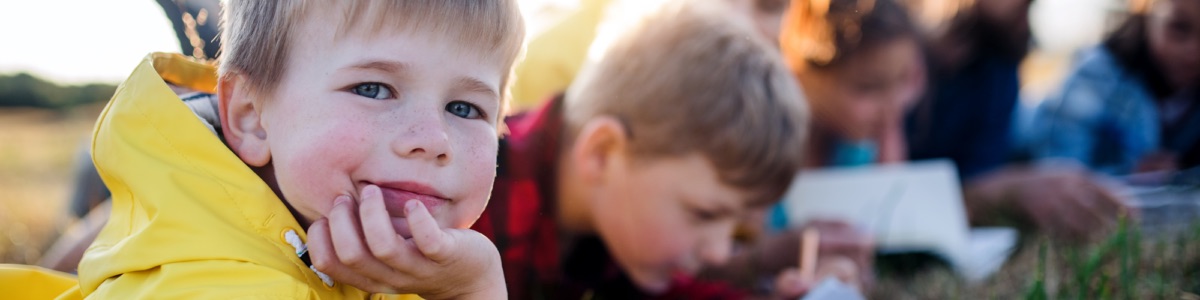 Kinder lernen draußen in der Natur